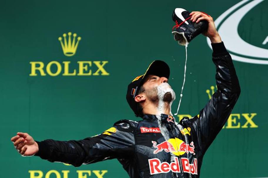 Ricciardo beve lo champagne dalla sua scarpa per festeggiare. 